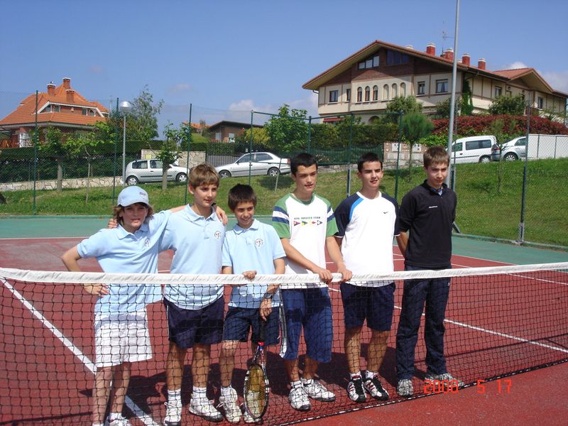 copa_tenis_barrika_08_.jpg De izquierda a derecha: Asís Dominguez, Gorka Quemada, Adrián Amor, Eric de la Maza.  Mikel Etxabe, Oscar Hebrero
