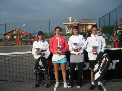 Campeonato Vizcaya Cadete. Izq a Dhca Ramón Abaitua (subcampeón), Naroa Sampedro (Subcampeona), Leire Mtnez. (Campeona); Endika Sánchez (Campeón) Campeonato Vizcaya Cadete. Izq a Dhca Ramón Abaitua (subcampeón), Naroa Sampedro (Subcampeona), Leire Mtnez. (Campeona); Endika Sánchez (Campeón)